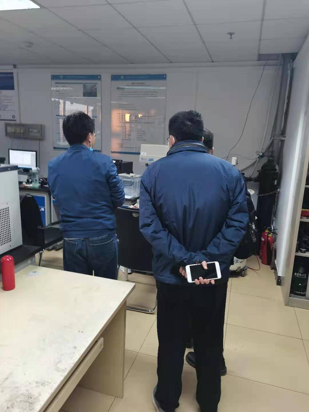 On November 3, 2020, Zhang Shaohui, General Manager of Zhengzhou Jinshan Chemical Co., Ltd., accompanied by Professor Li Hongbo from Beijing Institute of Technology and Professor Wen Shipeng from Beijing University of Chemical Technology, visited the Materials Research Center and Experimental Center of Beijing University of Chemical Technology. 微信圖片_20210126110402.jpg