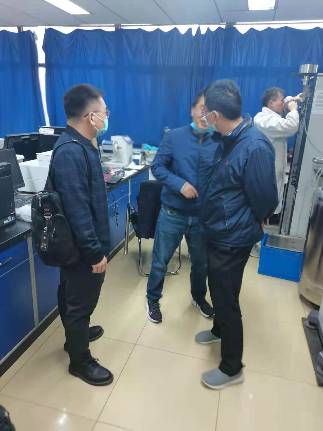 On November 3, 2020, Zhang Shaohui, General Manager of Zhengzhou Jinshan Chemical Co., Ltd., accompanied by Professor Li Hongbo from Beijing Institute of Technology and Professor Wen Shipeng from Beijing University of Chemical Technology, visited the Materials Research Center and Experimental Center of Beijing University of Chemical Technology. 微信圖片_20210126110410.jpg