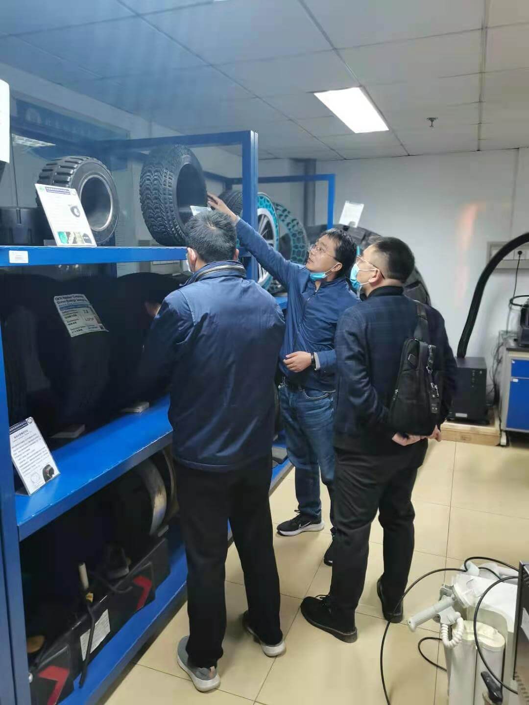 On November 3, 2020, Zhang Shaohui, General Manager of Zhengzhou Jinshan Chemical Co., Ltd., accompanied by Professor Li Hongbo from Beijing Institute of Technology and Professor Wen Shipeng from Beijing University of Chemical Technology, visited the Materials Research Center and Experimental Center of Beijing University of Chemical Technology. 微信圖片_20210126110417.jpg
