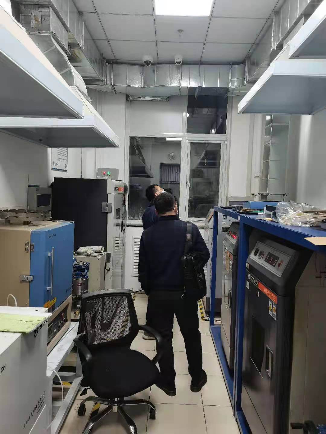 On November 3, 2020, Zhang Shaohui, General Manager of Zhengzhou Jinshan Chemical Co., Ltd., accompanied by Professor Li Hongbo from Beijing Institute of Technology and Professor Wen Shipeng from Beijing University of Chemical Technology, visited the Materials Research Center and Experimental Center of Beijing University of Chemical Technology. 微信圖片_20210126110426.jpg